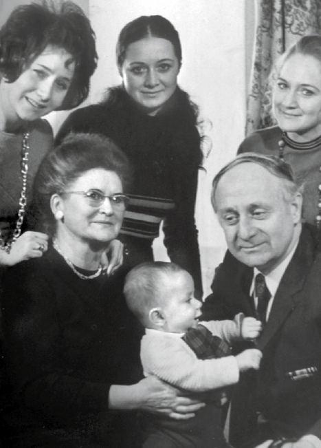Дедушка в кругу семьи (фото: из архива З.Байдашвили)
